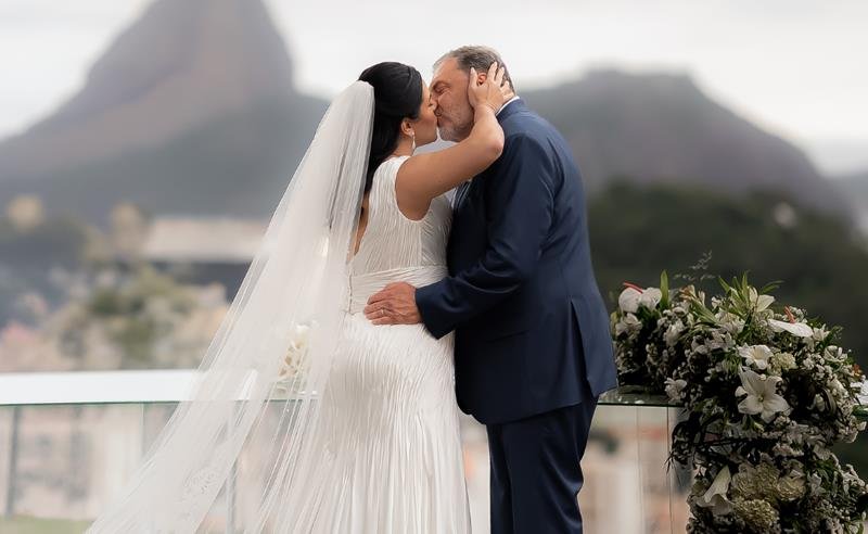 Juliana Dandrade e Rogério Menezes celebram o amor em cerimônia marcada pela fé, emoção e pôr do sol inesquecível no Rio