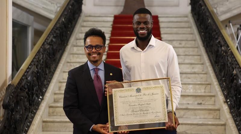 Rafael Satiê entregou o Título de Cidadão Honorário do Município do Rio de Janeiro a Samuel Eleotério